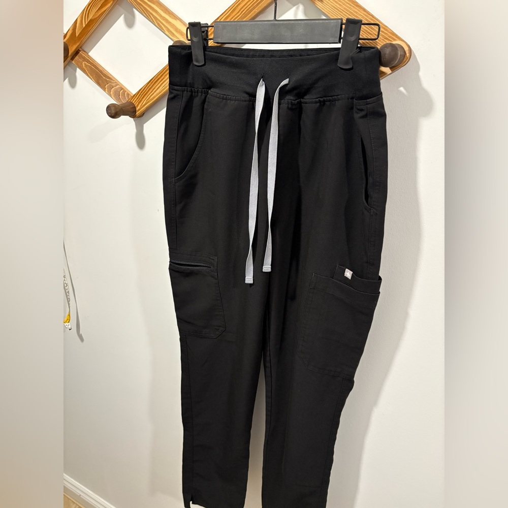 FIGS Women's High-Waisted Yola Skinny Scrub Pants in the color black- small tall - Picture 3 of 6